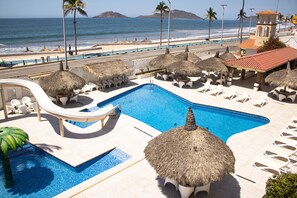 Outdoor pool, open 9:00 AM to 9:00 PM, pool loungers, lifeguards on site - Hotel Sands Arenas (Mazatlán)