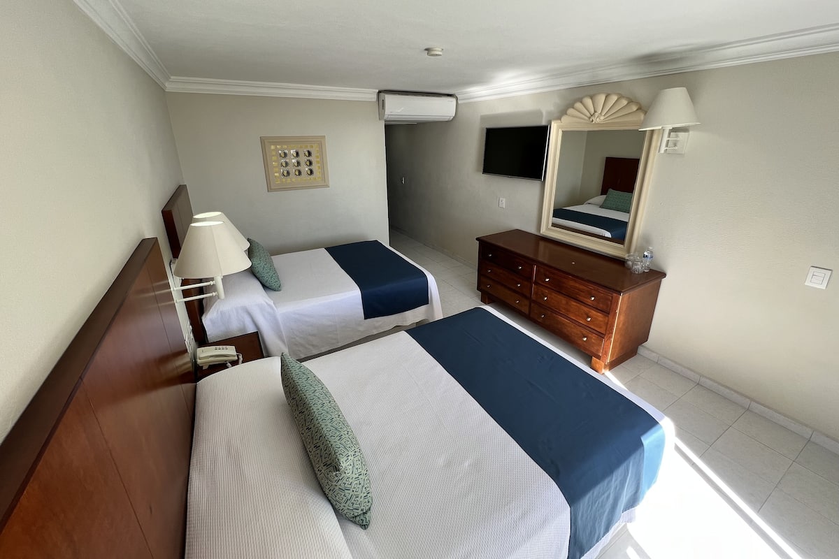 Habitación estándar, 2 camas dobles | Wifi gratis y accesible en silla de ruedas