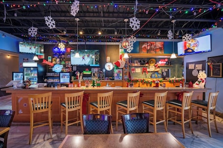 Bar (en la propiedad). HFX Airport Hotel
