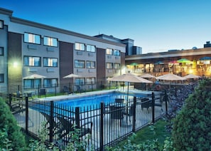 Alberca techada y alberca al aire libre por temporada