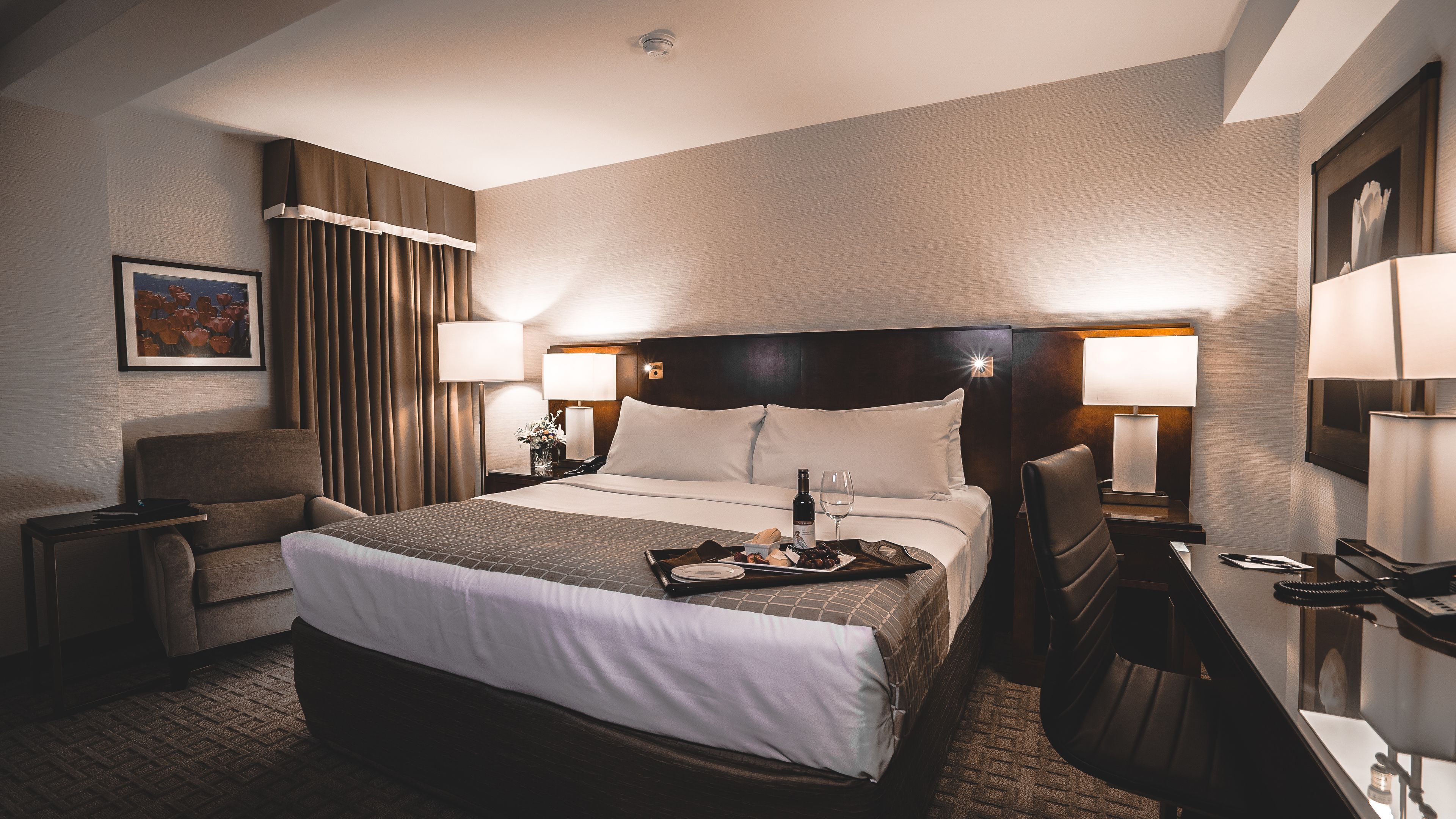 Ropa de cama hipoalergénica y caja de seguridad en la habitación 