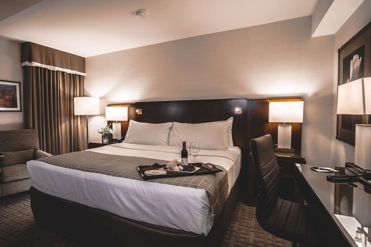 Ropa de cama hipoalergénica y caja de seguridad en la habitación