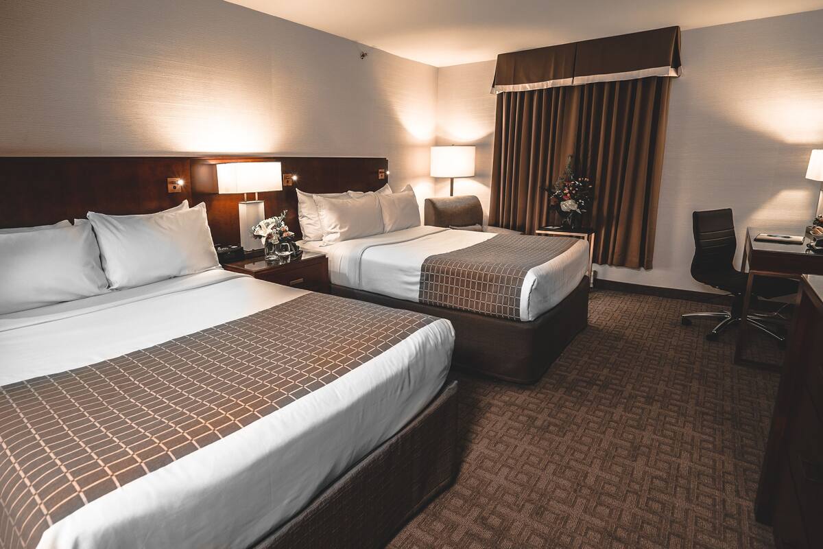 Ropa de cama hipoalergénica y caja de seguridad en la habitación