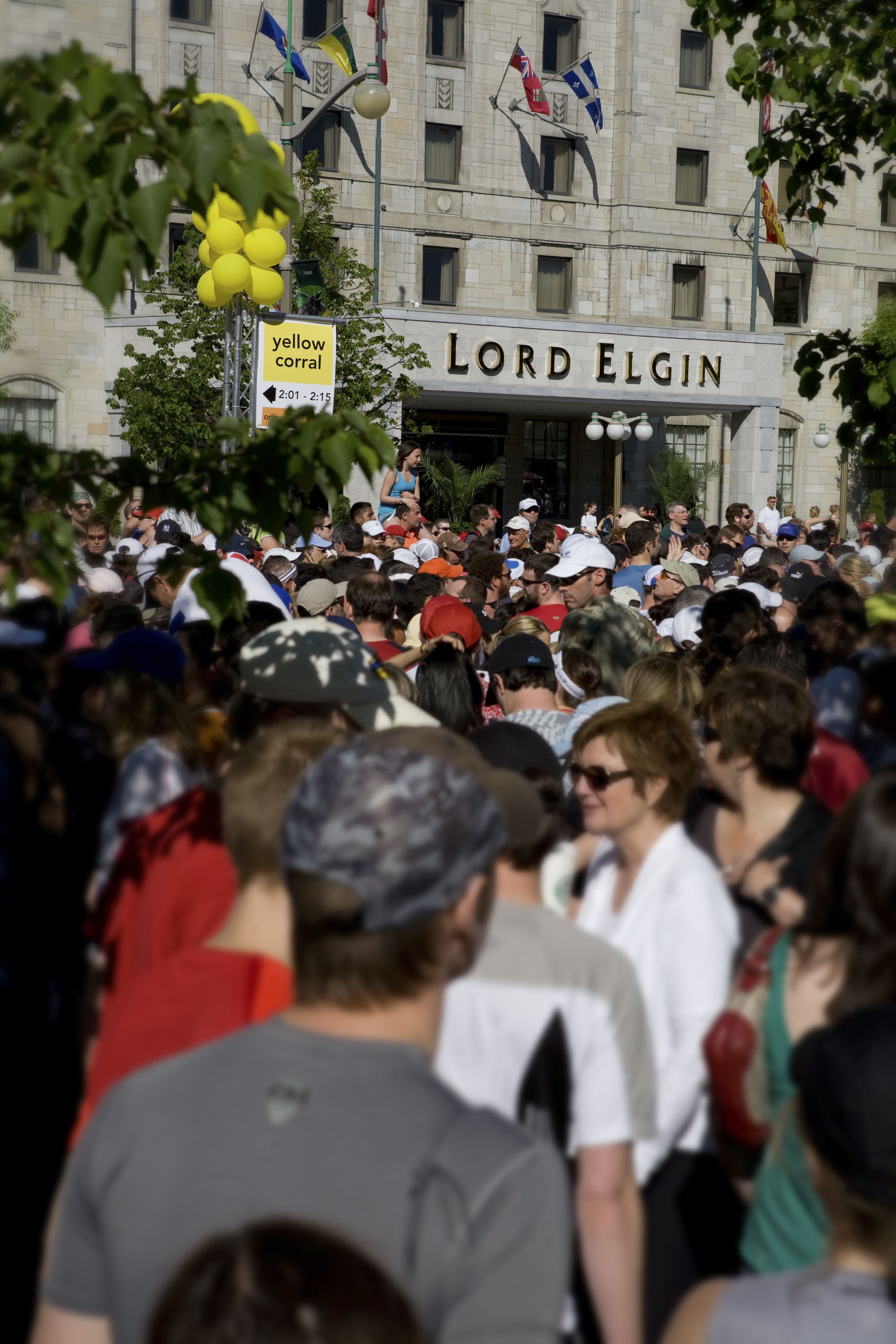 Una calle concurrida frente al edificio Lord Elgin.