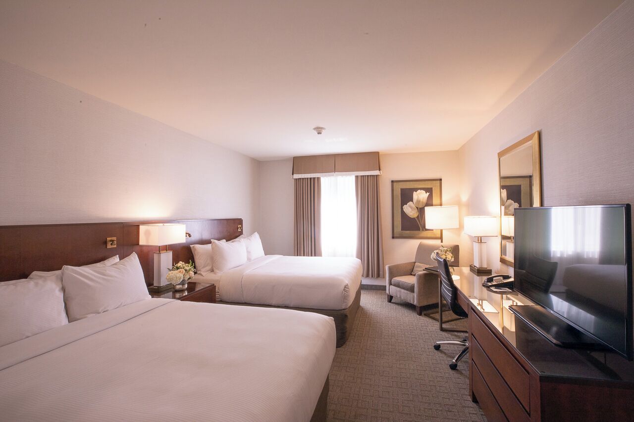 Classic Two Queen Room | Ropa de cama hipoalergénica y caja de seguridad en la habitación 