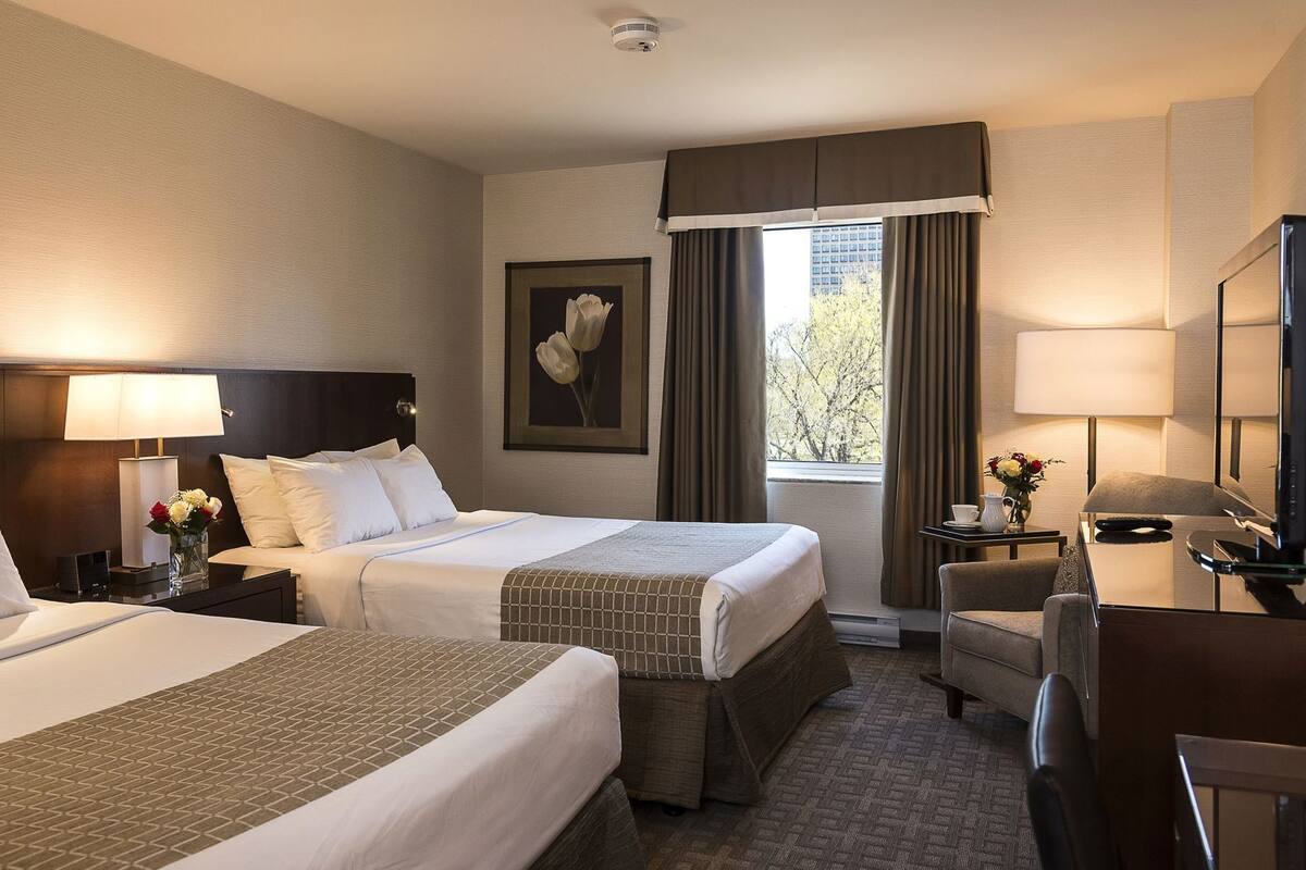 Ropa de cama hipoalergénica y caja de seguridad en la habitación