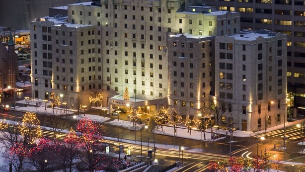 Hotel de diverses plantes amb un estil arquitectònic clàssic, que destaca per una entrada imponent i un ampli aparcament.
