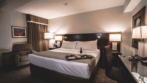 Hypo-allergenic bedding, in-room safe, desk, blackout drapes