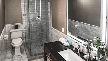 Elgin Class Executive Room, 1 King Bed | Bathroom | Eco-friendly toiletries, hair dryer, towels