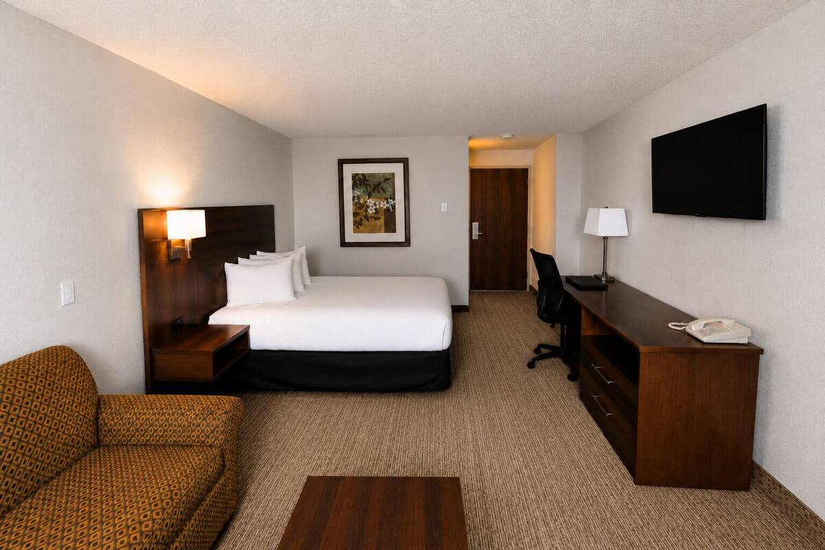 Room, 1 Queen Bed with Sofa bed | Premium bedding, Tempur-Pedic beds, desk, laptop workspace