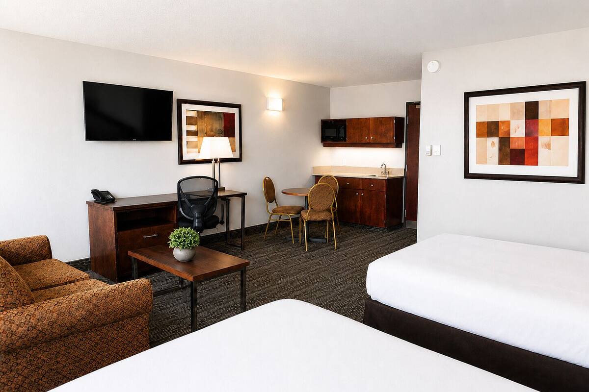 Deluxe Family Suite | Premium bedding, Tempur-Pedic beds, desk, laptop workspace