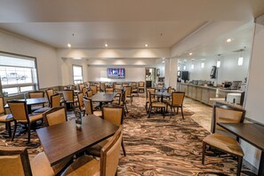 Free daily full breakfast - Service Plus Inn & Suites Grande Prairie (Grande Prairie)