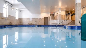 Una piscina cubierta