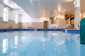 Indoor pool - Service Plus Inn & Suites Grande Prairie (Grande Prairie)