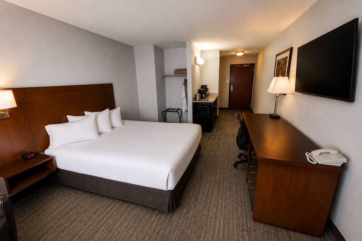 Room, 1 King Bed | Premium bedding, Tempur-Pedic beds, desk, laptop workspace