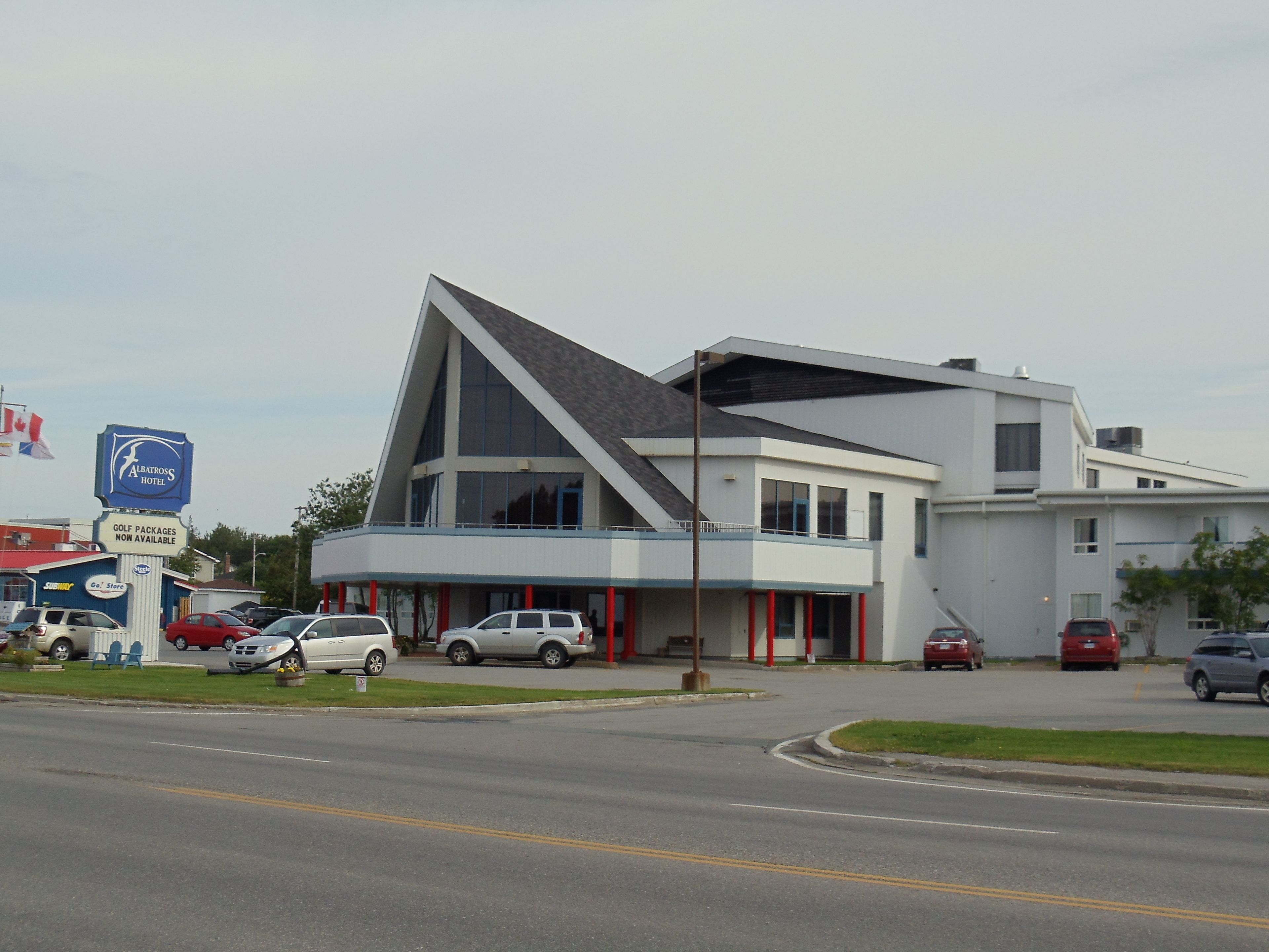 Un hôtel moderne doté d’un toit triangulaire original, d’une enseigne bien visible indiquant l’hôtel Albatross et d’une entrée pour le restaurant Subway.