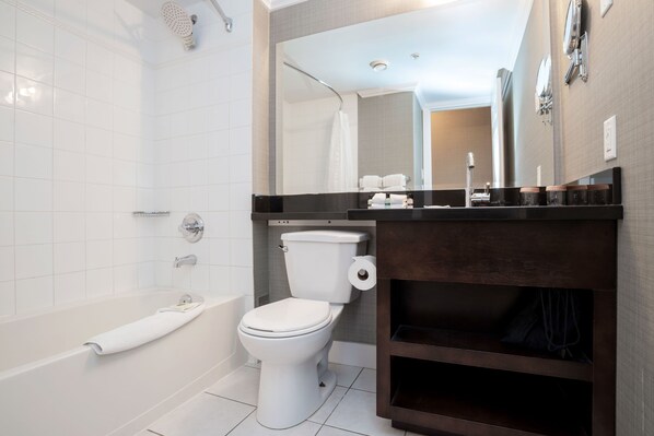Un baño moderno con bañera, inodoro y tocador.