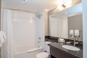 Un baño moderno con bañera, inodoro y lavabo.