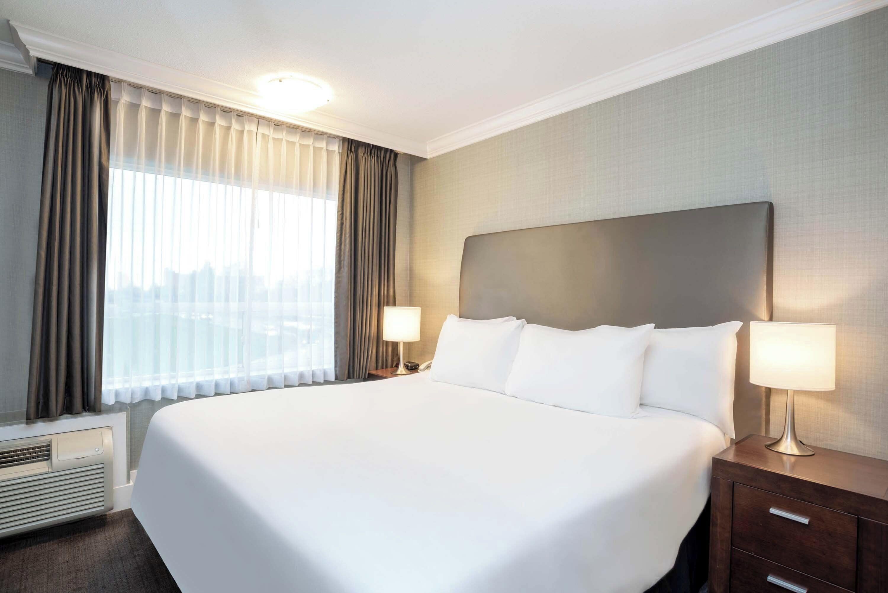 Standard-Suite, 1 King-Bett und Schlafsofa, Kochnische | Schreibtisch, Bügeleisen/Bügelbrett, kostenloses WLAN, Bettwäsche