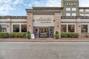 Petit déjeuner, déjeuner et dîner servis sur place