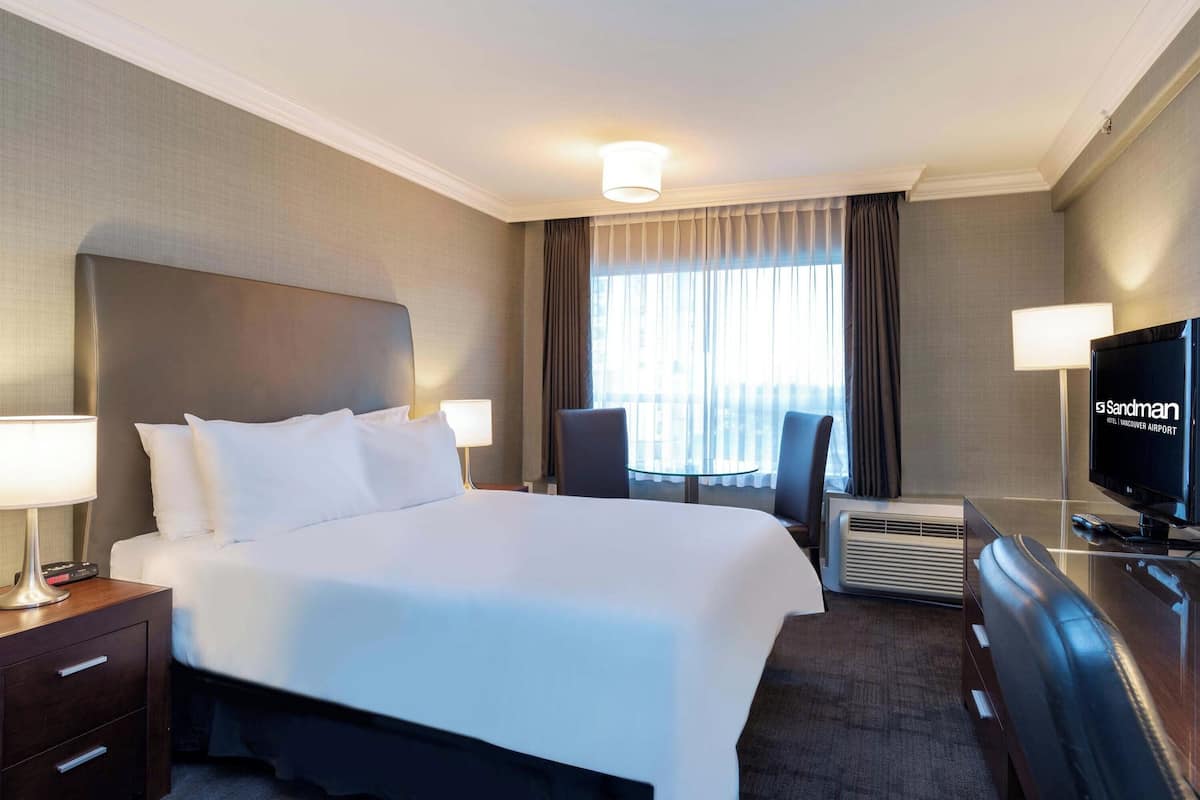 Studio Suite, 1 Queen Bed, Kitchenette | Desk, laptop workspace, iron/ironing board, WiFi (free)