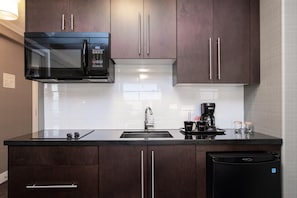Svit Standard - 1 kingsize-säng med bäddsoffa - pentry | Eget pentry | Minikylskåp, mikrovågsugn och kaffe- och tebryggare
