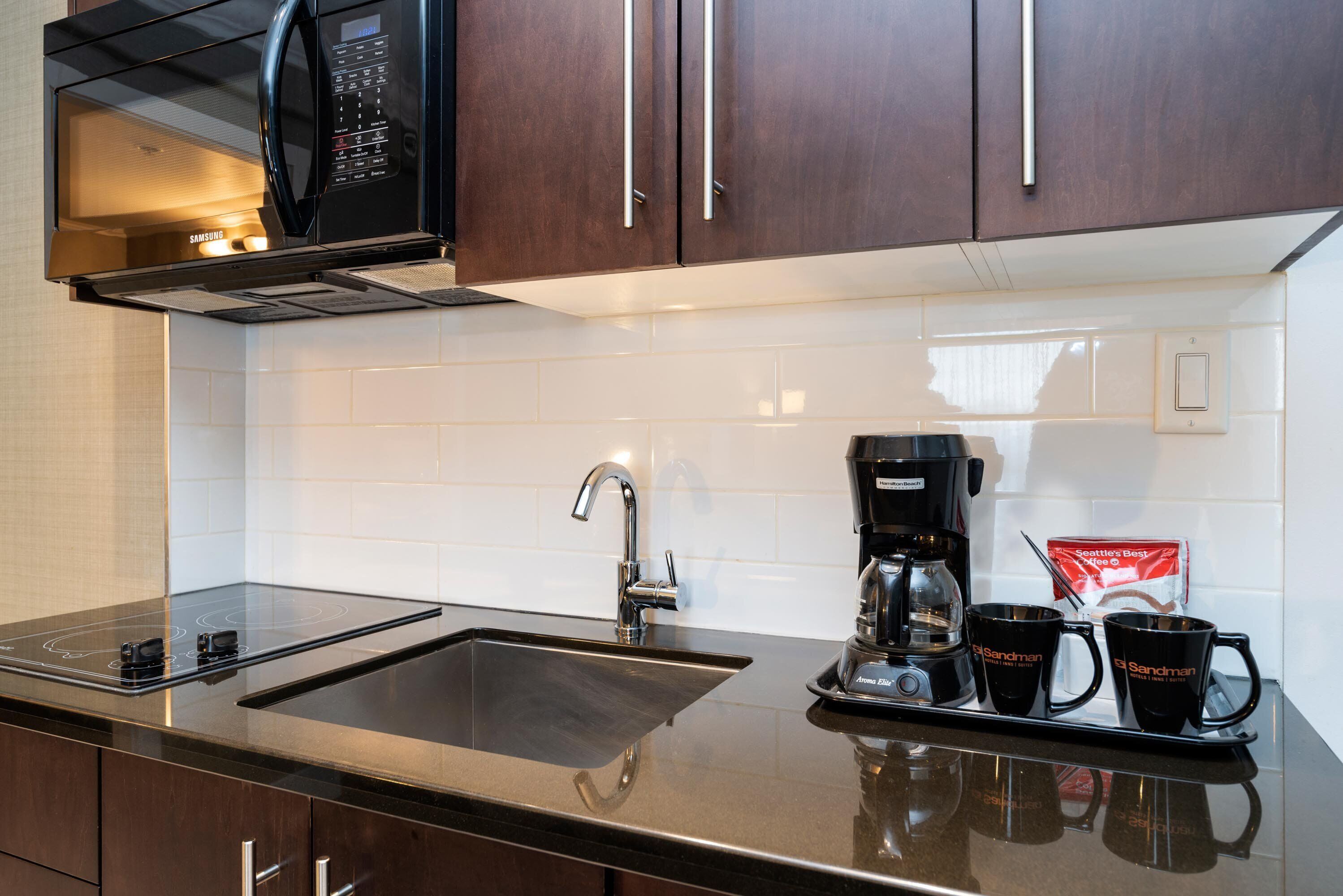 studio suite, 1 queen bed, kitchenette | 1 bedroom, desk, iron/ironing board, free wifi