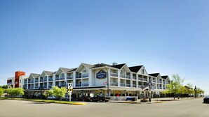 A multi-story hotel with a prominent sign for Lakeview Resort.
