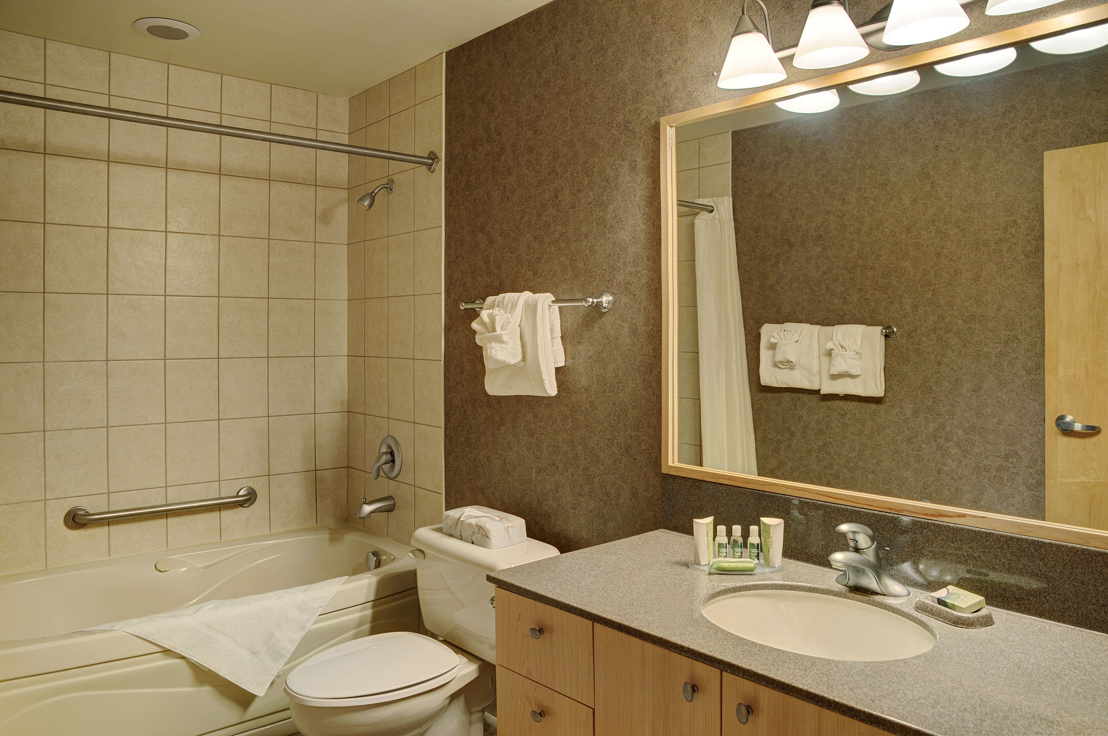 traditional double room, 2 queen beds | bathroom | combined shower/bathtub, free toiletries, hair dryer, towels