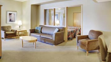 Traditionele tweepersoonskamer, 2 queensize bedden | Woonruimte | Flatscreentelevisie en een dvd-speler