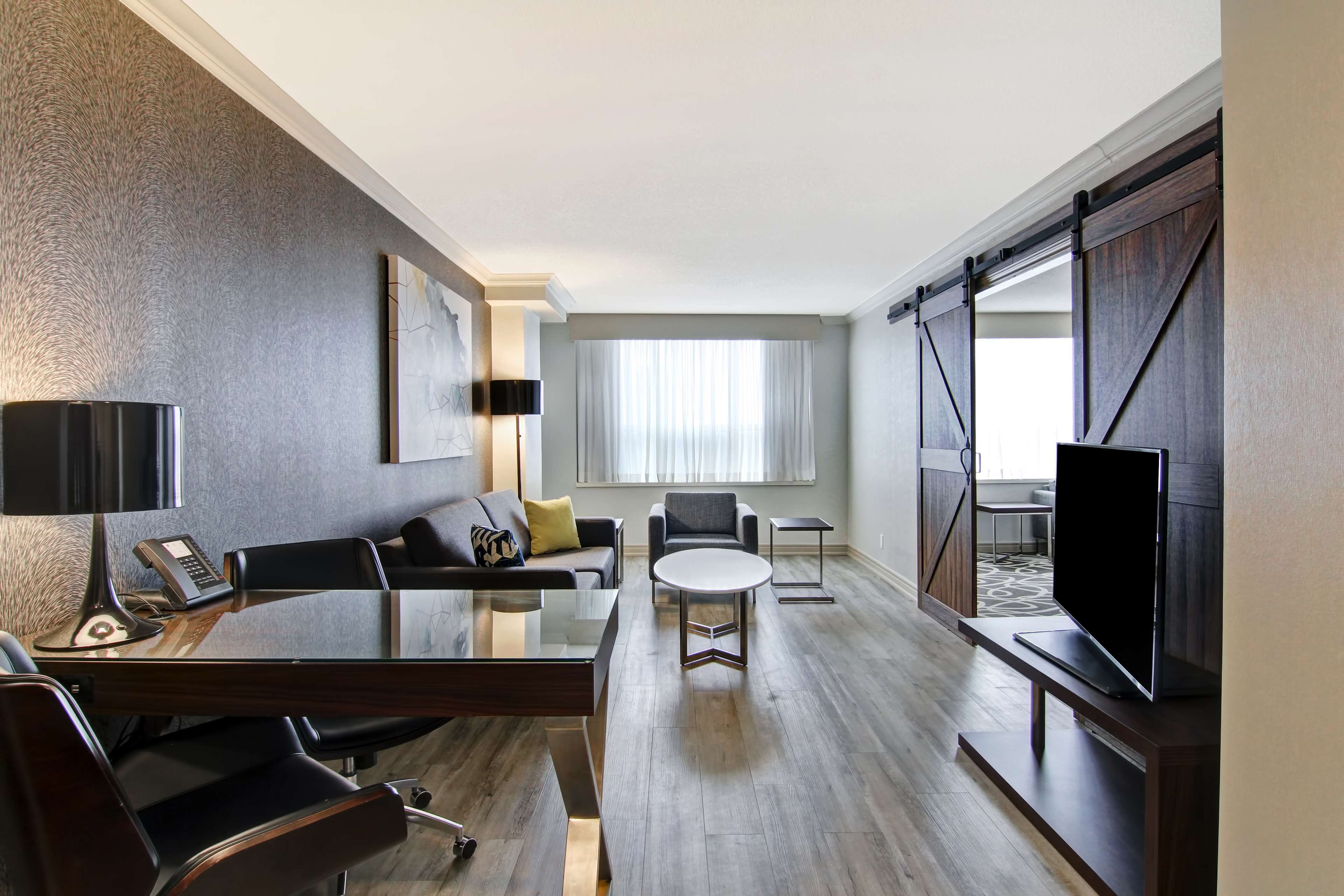 Lifestyle Suite, 1 Queen Bed with Sofa Bed, Accessible