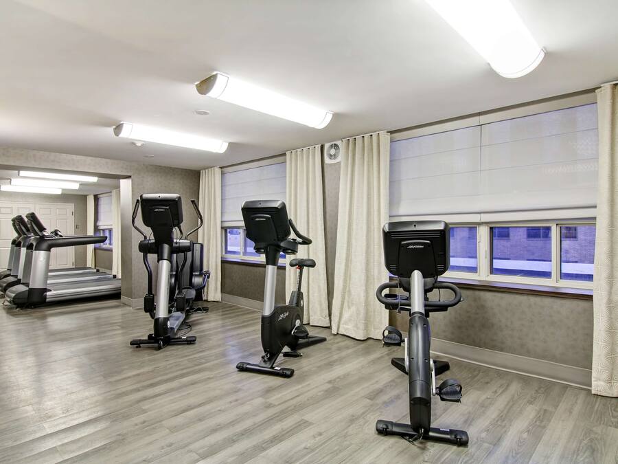 Ein Fitnessstudio mit Laufbändern, Ergometer und Crosstrainern.