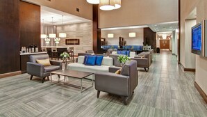 A spacious lobby with a modern design, featuring leather sofas, a coffee table, and a reception desk. - The Park Hotel London (London)