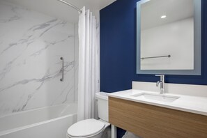 Combined shower/tub, free toiletries, hair dryer, towels