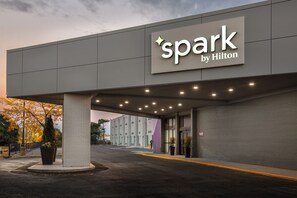 Exterior - Spark by Hilton Toronto Airport (Toronto)