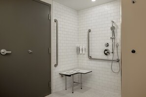 Zimmer, 1 King-Bett, barrierefrei (Mobility & Hearing, Roll-in Shower) | Badezimmer | Duschwanne, kostenlose Toilettenartikel, Haartrockner, Handtücher