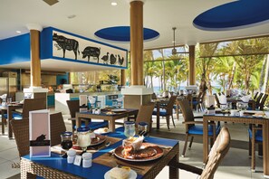 7 restaurants, international cuisine - Hotel Riu Bambu - All Inclusive (Punta Cana)