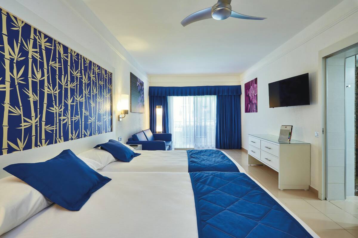 Minibar, in-room safe, laptop workspace, blackout drapes