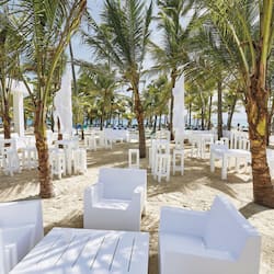Pantai persendirian, kerusi lepak pantai, tuala pantai, selam skuba