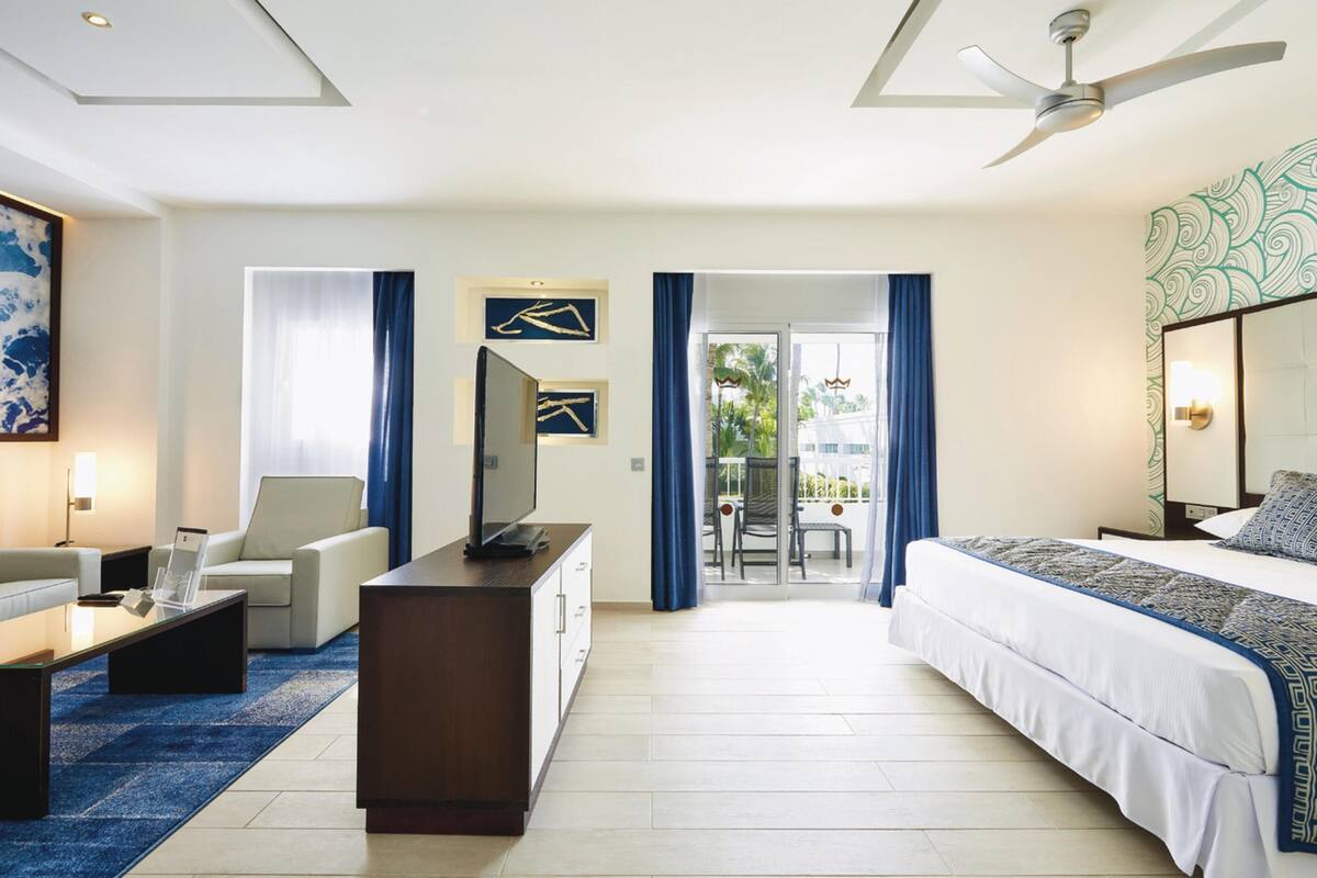 Minibar, in-room safe, laptop workspace, blackout drapes