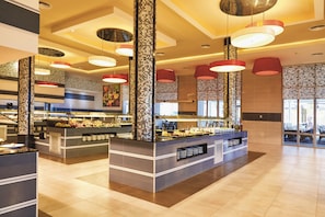 7 restaurantes; se sirve cocina internacional
