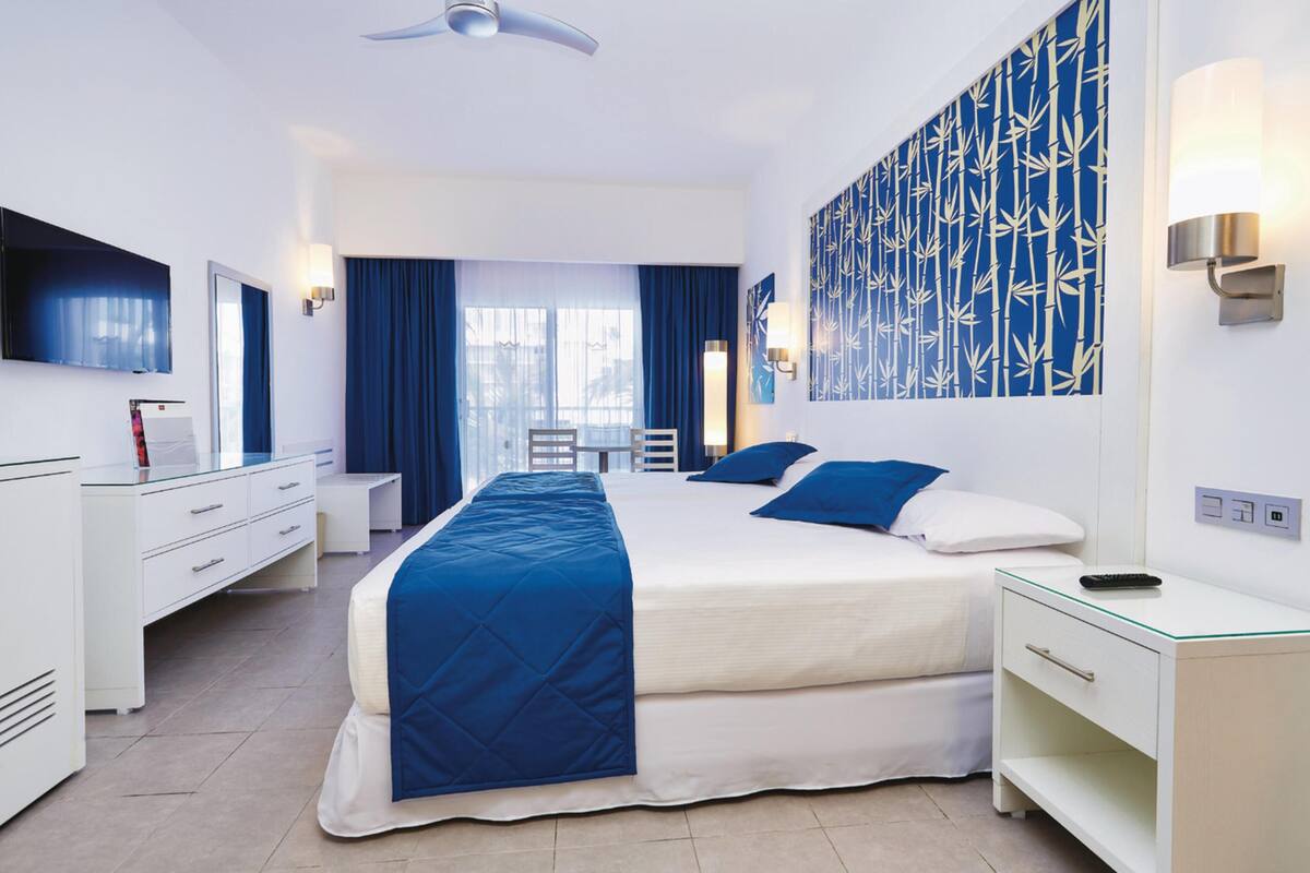 Minibar, in-room safe, laptop workspace, blackout drapes