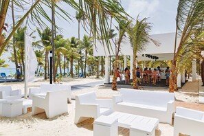 Praia particular, espreguiçadeiras, toalhas de praia 
