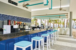 Poolside bar - Hotel Riu Bambu - All Inclusive (Punta Cana)