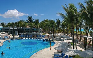 4 piscinas al aire libre, sombrillas, sillones reclinables de piscina