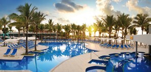 4 piscinas al aire libre, sombrillas, sillones reclinables de piscina