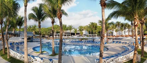 4 piscines extérieures, parasols de plage, chaises longues