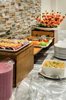 Montaje de bufé con diversos alimentos y bebidas.