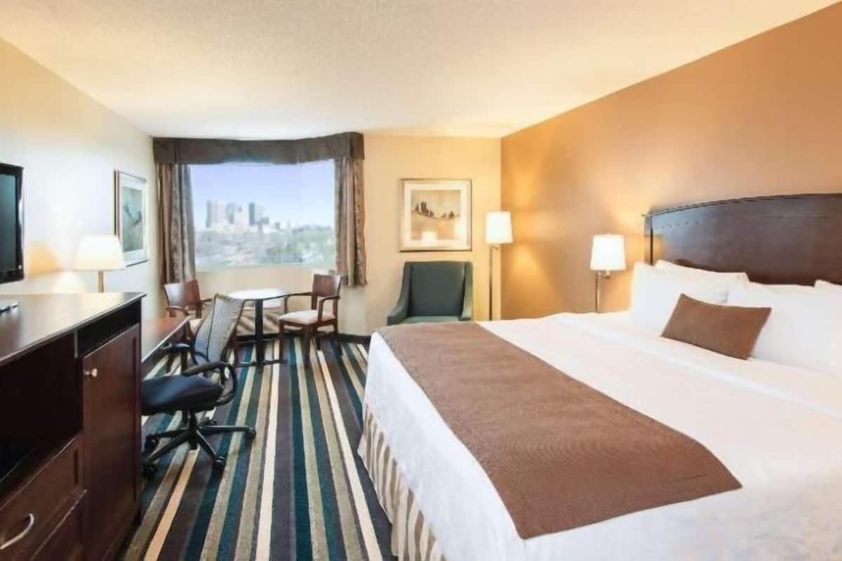 Premium bedding, pillowtop beds, desk, laptop workspace