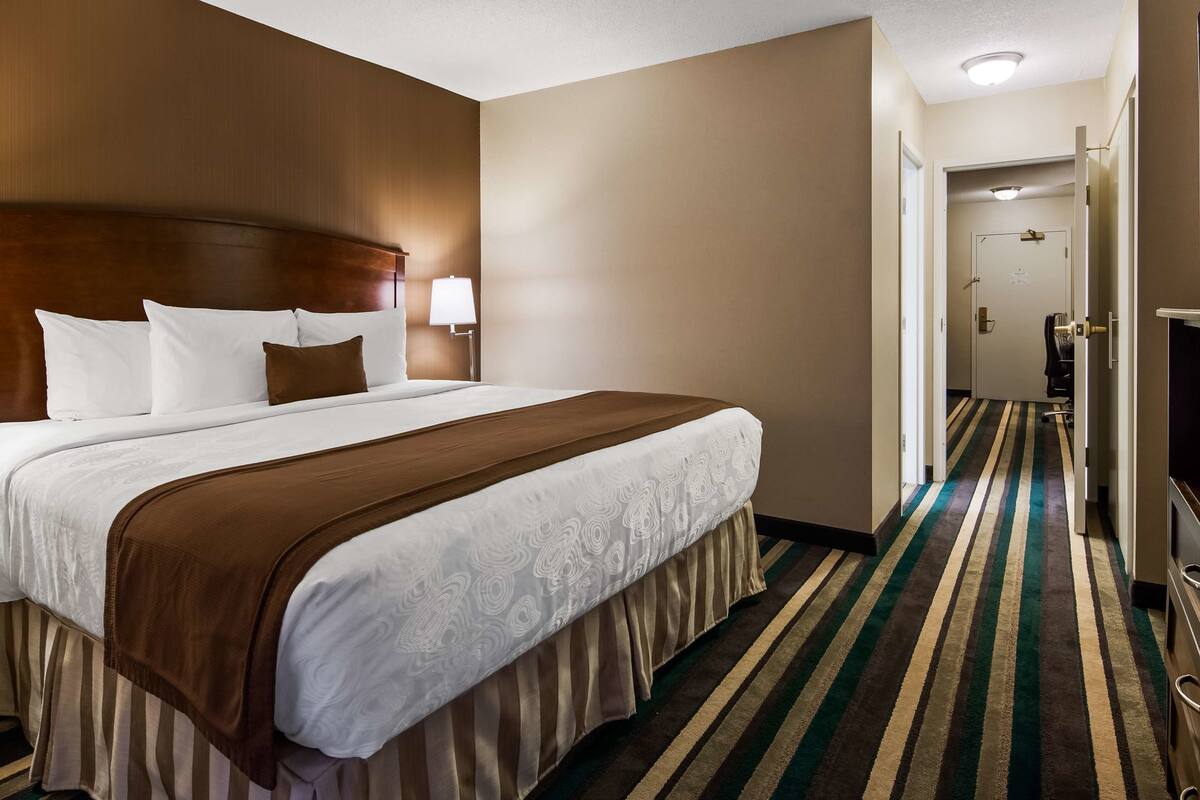 standard room, 1 king bed, non smoking, refrigerator | 1 bedroom, premium bedding, pillow-top beds, desk